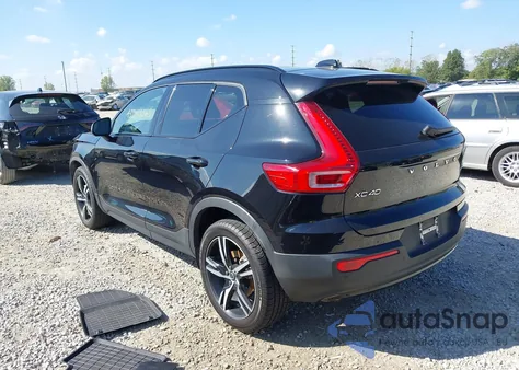 2021 Volvo Xc40 T5 R-Design z USA, uszkodzony, nr VIN YV4162UM3M2576085